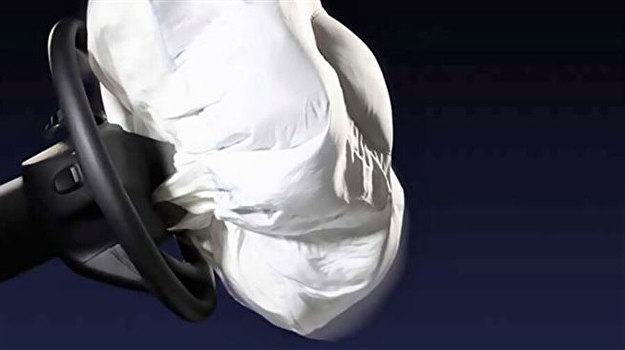 Honda cephesinde önemli gelişme: Müşterilere 605 milyon dolar ödeme yapılacak
Büyük ölçekteki birçok farklı otomobil üreticisi için güvenlik sistemleri (daha çok hava yastıkları) tasarlayan Takata, geçtiğimiz Haziran'da maddi sıkıntılar sebebiyle iflasın eşiğine gelmişti.Ürettiği hatalı hava yastıkları sebebiyle 16 kişinin ölümüne ve onlarca farklı kişinin yaralanmasına sebep olan Japonya menşeili şirketin ürünlerinin kullanıldığı toplamda 85 milyon aracın güvenlik sisteminde tehlike olabileceği açıklamaları da yapılmıştı. Japon otomobil üreticisi toplamda 605 milyon dolarlık ödeme yaparak otomobillerin sahiplerine açtığı zararın karşılanacağını ifade etti.