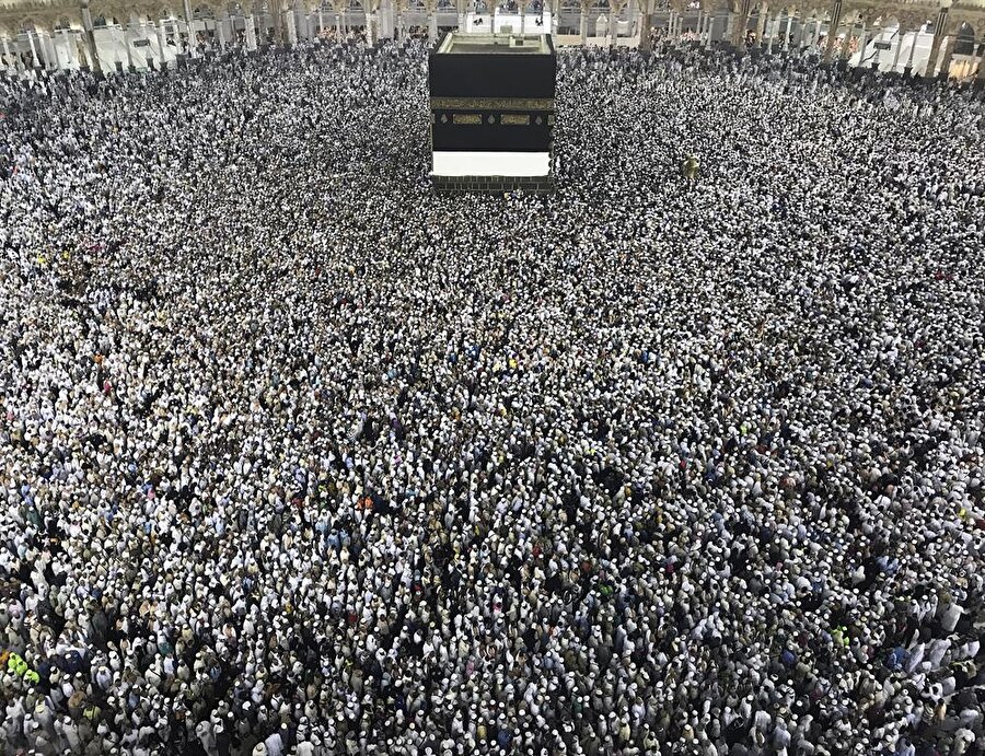 Hac ibadetlerini yerine getirmek için gelen milyonlarca Müslüman Kabe’de görüntülendi. Kabe’deki bu kalabalık insanın Allah’ın huzurunda toplanacağı Mahşer gününü hatırlattı.

                                    
                                    
                                
                                