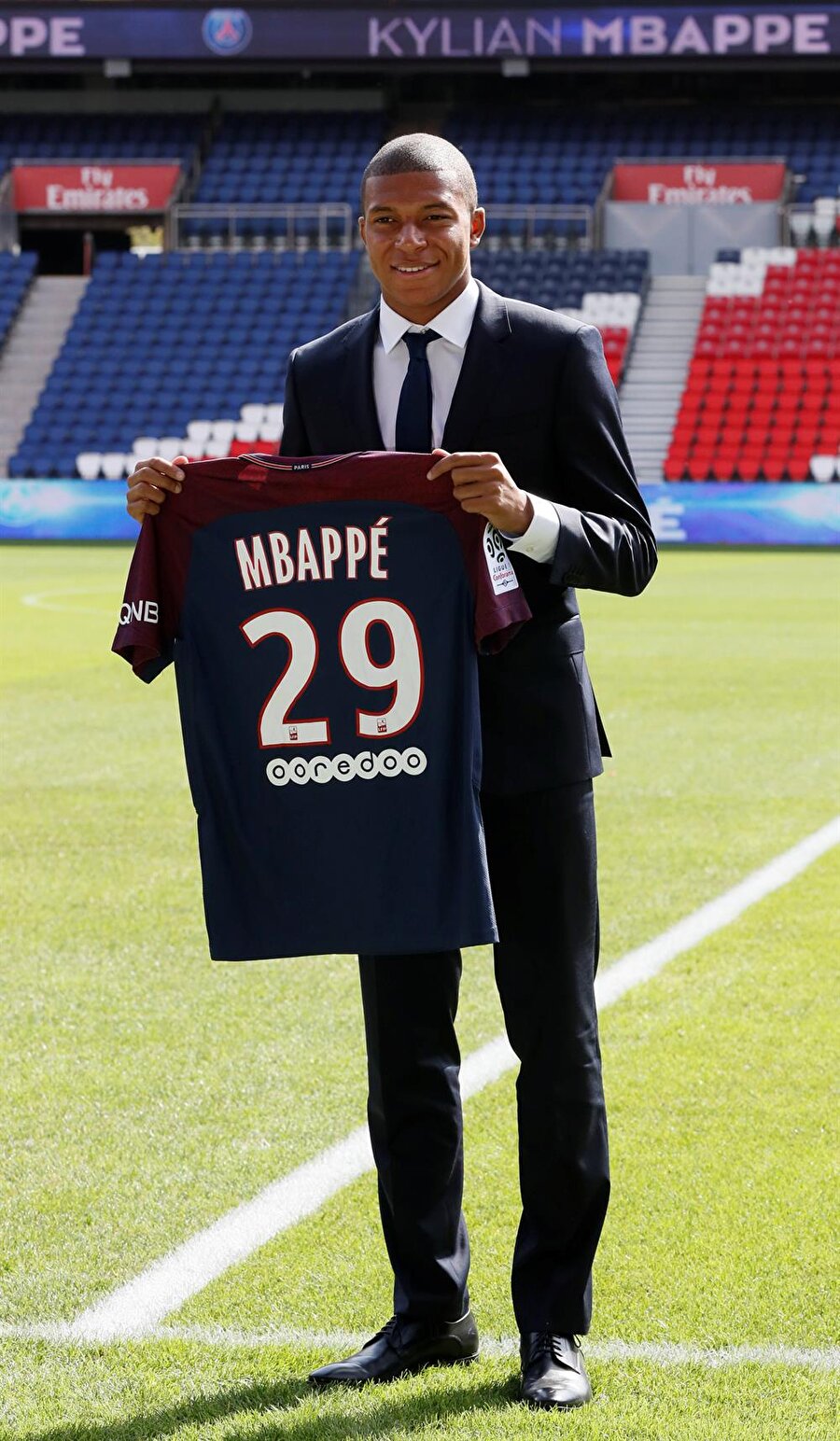 Kylian Mbappe imzayı attı, formayı giydi