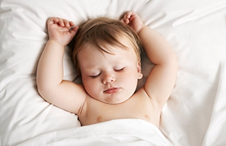 Uykunun olgunlaşmasının ilk 6 ay
Çocuklarda uykunun olgunlaşmasının ilk 6 ayda gerçekleştiğini, bu nedenle ilk 6 ayda uyku sağlığı açısından öneriler dışında bir müdahale önerilmediğini belirten Boran, şöyle devam etti:
"Aileye ilk 6 ay içerisinde uyku güvenliğinin sağlanması, bebeğin yeterli ışık, ses, hava gibi çevresel uyaranlarla karşılaşması sağlanarak gündüz-gece döngüsünün oluşmasına yardımcı olunması, annenin, bebeğin ipuçlarına duyarlı olması ve bu sürenin annenin bebeğini iyi tanıması için bir fırsat olarak görülmesi önerilir. Altıncı aydan sonra ise emziren anne, bebek ikilisi farklı değerlendirilmelidir. Bebeğin ağlatılması, ağlamasına yanıt verilmemesi gibi yaygın olarak kullanılan uyku eğitimlerinde, bebeğin emzirilme süreci, anne-bebek bağlanması ve emzirmeye bağlı fizyolojik olaylar göz ardı edilmektedir. Anne memesinde uyuya kalan ya da gece meme emmek için uyanıp kısa süre içerisinde çoğunlukla uyanmadan uykuya geçen bebekler, sanki uyku sorunları varmış gibi algılanmaktadır. Bu dönemde bebeği emzirmek, bebeğin ipuçlarına duyarlı bir şekilde yanıt vermek, bu bağın kurulmasına katkıda bulunur. Bu kapsamda ilk 3 yaştaki davranışsal uyku sorunlarına yönelik olarak açılan polikliniğimizde emzirmenin sürdürülerek, anne ve bebekte sağlıklı uyku alışkanlıklarının geliştirilmesi ve anne-ruh sağlığının iyileştirilmesi amaçlanmaktadır."