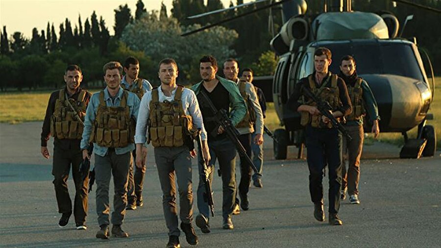 'Özel kuvvet timi' hikayesi...
Başrollerini Tolga Sarıtaş, Aybüke Pusat ve Serhat Kılıç'ın paylaştıkları, yönetmenliğini Yağız Alp Akaydın’ın yaptığı, senaryosunu Ethem Özışık’ın kaleme aldığı, vatanı için gözünü kırpmadan ölüme yürüyen bir 'Özel Kuvvet Timi'nin hikayesinin anlatıldığı SÖZ’dizisinin kadrosuna Cihan Ünal, Ezgi Çelik ve Mehmet Özgür dahil olmuşlardı. 