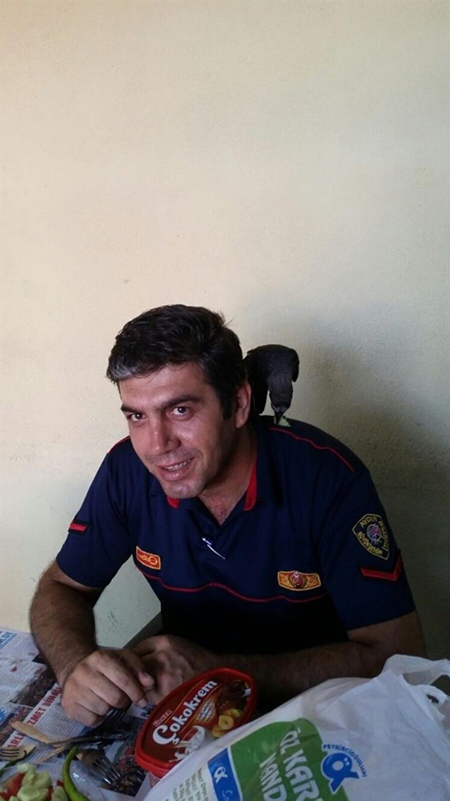 İtfaiyecilerin adeta maskotu oldu