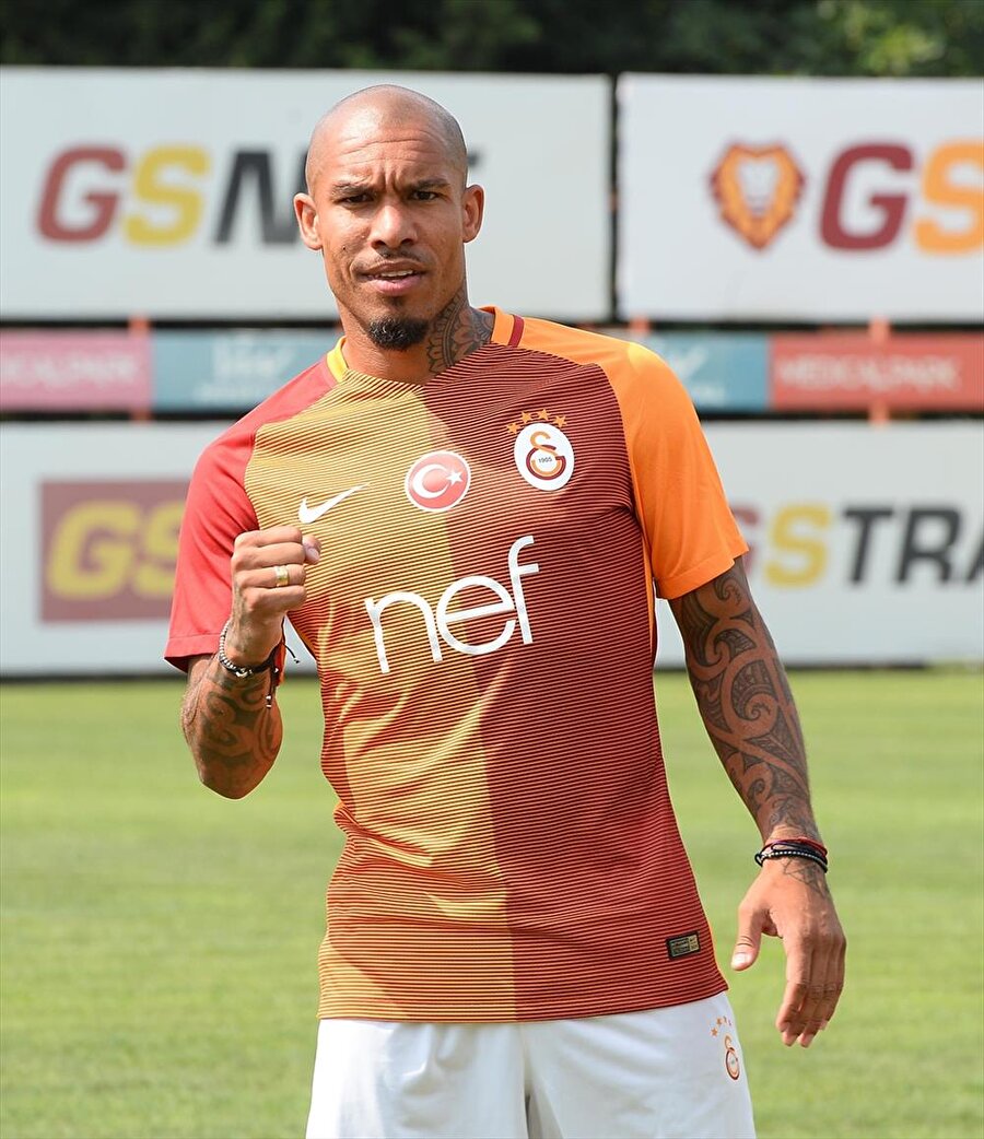 Nigel De Jong

                                    yıllık 2.5 milyon euro
                                