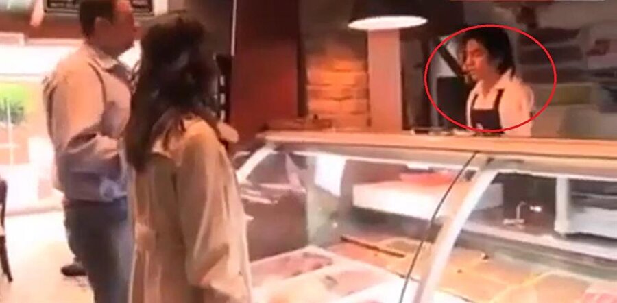 Gören şoke oldu!
Ünlü kasap Nusret'in yıllar önce ilk çalıştığı yerdeki görüntüleri ortaya çıktı. Gençliğinde bambaşka biri olan Nusret'i gören şoke oldu.