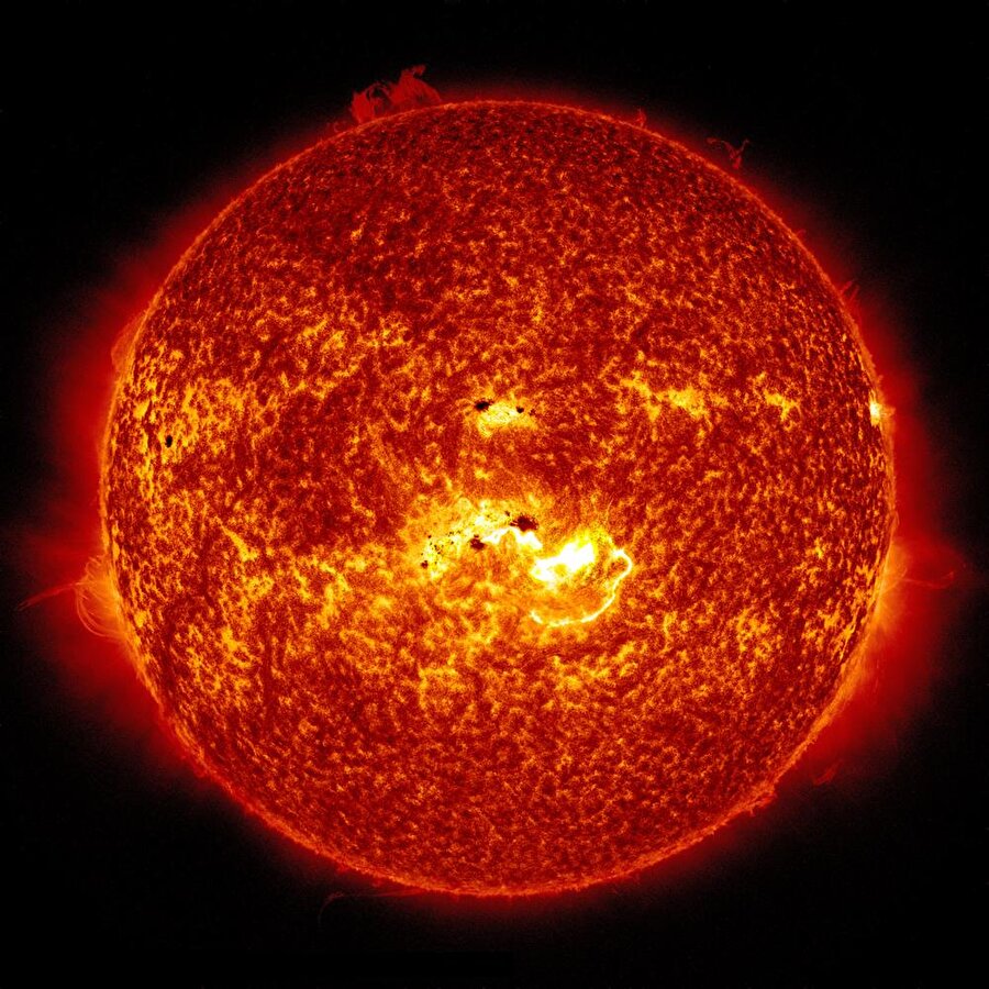 NASA: Güneş'te 2008'den bu yana en güçlü patlama yaşandı

                                    Amerikan Havacılık ve Uzay Dairesi'nden (NASA) yapılan açıklamada, dün Güneş'te 2 büyük patlama meydana geldiği bildirildi. İlk patlamanın X2,2, ikinci patlamanın da X9,3 olarak sınıflandırıldığı açıklamada, her iki patlamanın da Güneş'in AR 2673 olarak adlandırılan aktif bölgesinde yaşandığı kaydedildi.Güçlü radyasyon patlamaları olarak tanımlanan "güneş patlamalarının" zararlı kısımları, Dünya'nın atmosferini geçip insanları fiziksel olarak etkilemiyor ancak yeterince güçlüyse GPS ve iletişim sinyallerinin yer aldığı atmosfer katmanında düzensizliklere neden olabiliyor.
                                