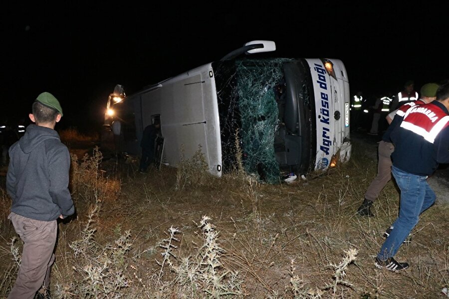 Yolcu otobüsü şarampole yuvarlandı: 3 kişi öldü, 43 kişi yaralandı

                                    Davut Kandemir yönetimindeki yolcu otobüsü, Yozgat-Sivas karayolunun Akdağmadeni ilçesi Abdurrahmanlı köyü mevkisinde kontrolden çıkarak şarampole devrildi.Kazada, ikisi çocuk 3 kişi hayatını kaybetti, 43 kişi yaralandı. Olay yerine çok sayıda 112 Acil ekibi, AKUT, AFAD ve polis ekibi sevk edildi.
                                