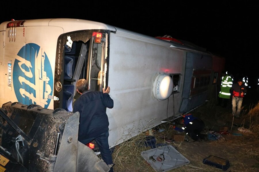 Yozgat’ta yolcu otobüsünün devrilmesi sonucu ilk belirlemelere göre 3 kişi yaşamını yitirirken, 43 kişi de yaralandı.
