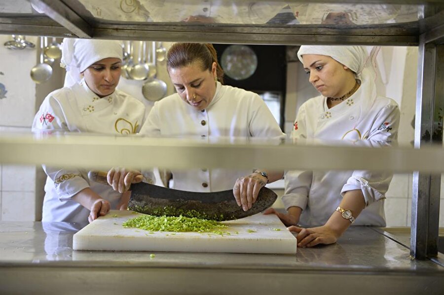 Yer sofrasıyla hizmet sektörüne girdi, dünyanın en prestijli aşçılarından biri oldu