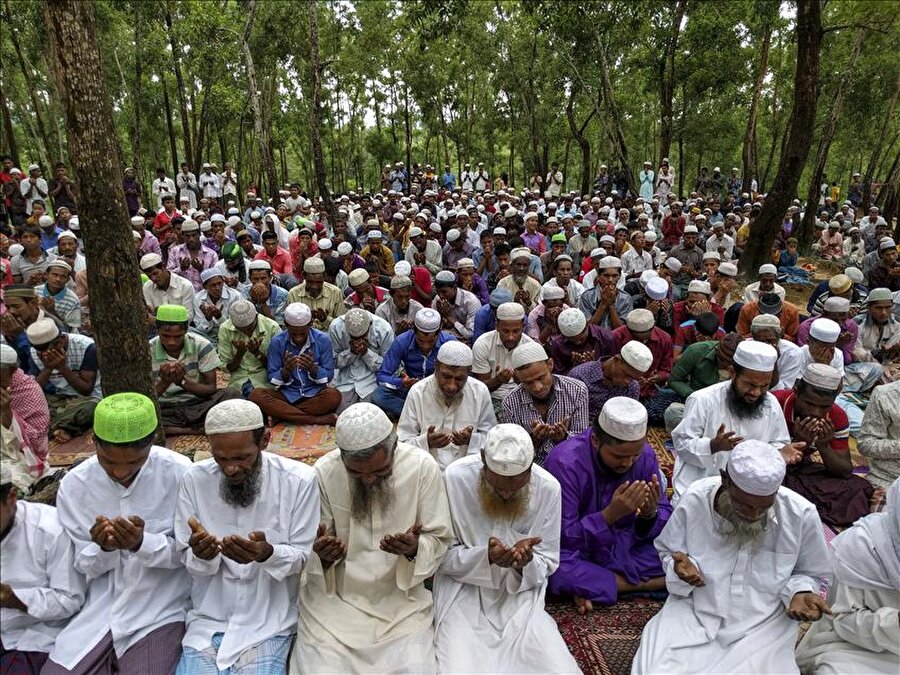 Bangladeş'e kaçan Arakanlı Müslümanlar bayram namazını kıldı
Myanmar'da kendilerine uygulanan şiddetten kaçarak, Bangladeş'in Cox's Bazar kentine sığınan Arakanlı Müslümanlar (Rohingya), Kurban Bayramı namazını kampta kıldı.