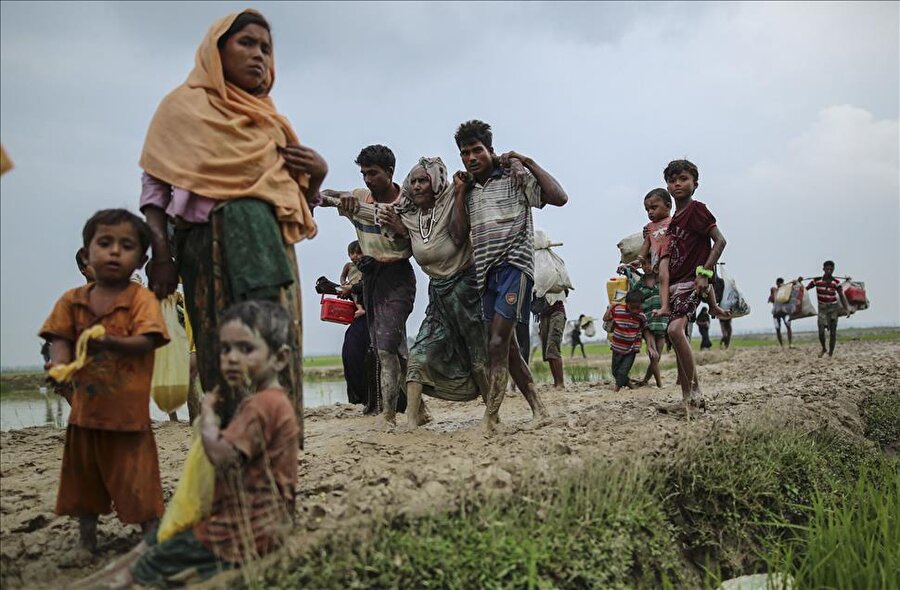 Bangladeş'e kaçan Arakanlı Müslümanlar
Myanmar ordusunun Arakan'ın Maungdaw, Buthidaung ve Rathidaung bölgelerinde Arakanlı Müslüman sivillere yönelik operasyonları sürüyor. Ordunun ve Budist milliyetçilerin saldırılarından kaçmayı başaran ya da hedef olmaktan korkan çok sayıda Arakanlı Müslüman, Bangladeş sınırına doğru kaçıyor. Birleşmiş Milletler Mülteciler Yüksek Komiserliği (BMMYK), Myanmar'ın Arakan (Rakhine) eyaletinde ordu ve Budist milliyetçilerin saldırılarından kaçarak Bangladeş'e ulaşan Arakanlı Müslümanların sayısının 73 bine yükseldiğini bildirdi. Myanmar'da kendilerine uygulanan şiddetten kaçan Arakanlı Müslümanların bir kısmı, sınırı geçerek Bangladeş'in Cox's Bazar kentine ulaştı.