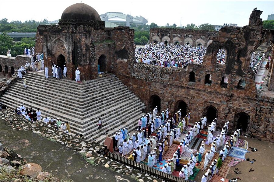 Hindistan'da Kurban Bayramı
Dünyadaki bir çok İslam ülkesinin aksine Hindistan'da Kurban Bayramı bugün kutlanmaya başlandı. Başkent Yeni Delhi'deki Müslümanlar bayram namazını Firuz Şah Kotla Camisi'nde kıldı.