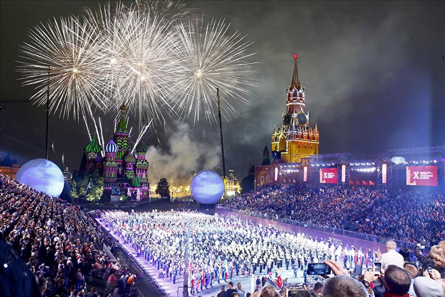Moskova'da Uluslararası askeri müzik festivali ''Spasskaya Tower''
Rusya'nın başkenti Moskova'da tarihi Kızıl Meydan'da uluslararası askeri müzik festivali'nin (Spasskaya Tower) resmi kapanış töreni yapıldı. Tören sonunda havai fişek gösterisi tarihi meydana görsel bir güzellik kattı.