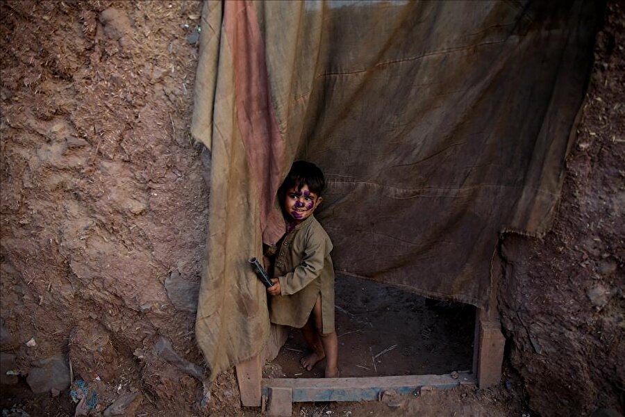 Pakistan'daki Afgan mülteciler
Pakistan'ın başkenti İslamabad'ın dışındaki mülteci köyünde yaşamlarını sürdüren Afgan mülteciler zor şartlar altında yaşamaya devam ediyor. 1979 yılında Sovyetler Birliği'nin Afganistan'ı işgalinin ardından o dönem ülkelerini terk etmek zorunda kalarak Pakistan'a geçmek zorunda kalan Afganların çocukları da Pakistan'daki mülteci kamplarında doğarak yaşamlarını burada sürdürüyor.