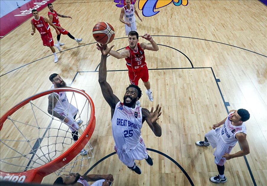 İngiltere-Sırbistan
2017 Avrupa Erkekler Basketbol Şampiyonası D grubunda İngiltere ile Sırbistan, İstanbul Ülker Sports Arena'da karşılaştı. Bir pozisyonda İngiliz oyuncu Gabe Olaseni (25) ile Sırp basketbolcu Ognjen Kuzmic (32) mücadele etti.