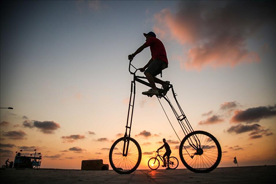 Filistinli Alaa kendi imkanlarıyla bisikletini üretti
Gazze'de yaşayan 24 yaşındaki Filistinli Alaa Saeedy, kendi imkanlarıyla ürettiği yaklaşık 2 metre yüksekliğindeki bisiklet ile kent içindeki ulaşımını sağlıyor.