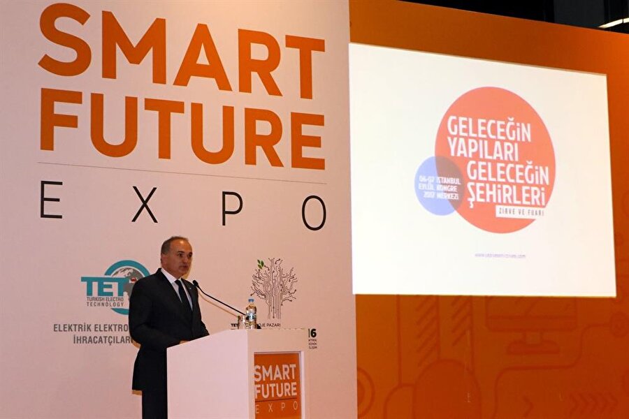 Smart Future Expo: Akıllı şehirler, akıllı teknolojiler ve daha fazlası!
6-7 Eylül tarihleri arasında İstanbul Kongre Merkezi'nde düzenlenen Smart Future Expo fuarı kapsamında akıllı şehirler, akıllı teknolojiler, yapay zeka ve diğer birçok farklı konuda seminerler düzenlendi ve ilgi çekici projeler yarıştı. 

  
Bilim, Sanayi ve Teknoloji Bakanı Faruk Özlü ve TOKİ Başkanı M.Ergün Turan'ın da katılımıyla gerçekleşen açılış töreniyle birlikte başlayan organizasyon, iki gün boyunca önemli projelerin tanıtımına ev sahipliği yaptı. Akıllı şehirlerde akıllı yaşam, dijital ekosisteme entegrasyon, akıllı enerji ağları, verinin bilgiye dönüşümü, yapay zeka, akıllı binalar ve iletişim altyapıları gibi birçok farklı konuda seminerin de düzenlendiği Smart Future Expo'da, Kadir Has Üniversitesi Öğretim Üyesi İsmail Hakkı Polat, İstinye Üniversitesi Rektörü Prof. Dr. Melih Bolu ve IAB Türkiye Yönetim Kurulu Başkanı Dr. Mahmut Kurşun gibi birçok farklı önemli isim konuşmacı olarak yer aldı.