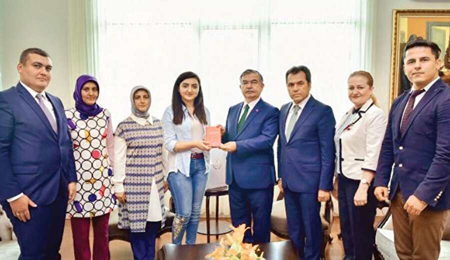 Tıp kazandığını söyleyen kıza sahtecilik iddiası

                                    Meslek lisesinde okuyup 'günde iki saat uyuyarak' Hacettepe Tıp Fakültesini kazandığını söyleyen Nuriye Kalkmaz'a sahtekarlık suçlaması yapıldı. Nuriye Kalkmaz’ın sonuçları üzerinde oynandığı ileri sürüldü. Bunun üzerine Nuriye Kalkmaz açıklama yaparak iddiaları reddetti. Olayla ilgili 2 mifettiş soruşturma başlattı.
                                