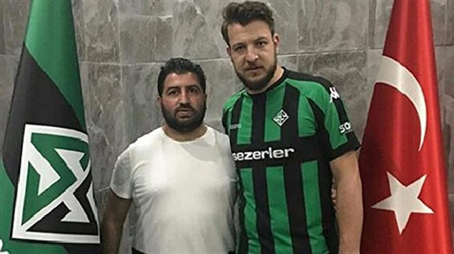 Batuhan Karadeniz'in yeni takımı son günde belli oldu

                                    Geçen sezon TFF 1.Lig ekibi Şanlıurfaspor'da forma giyen ve yaz başından beri boşta olan Batuhan Karadeniz transferin son gününde TFF 2.Lig ekibi Sakaryaspor ile anlaştı. 
  
Transfer döneminin kapanmasına az bir süre kala yeşil-siyahlı ekiple sözleşme imzalayan 26 yaşındaki futbolcu, geçtiğimiz günlerde yaptığı açıklamada; "Bir takımla anlaşmak üzereyim" demişti.
                                