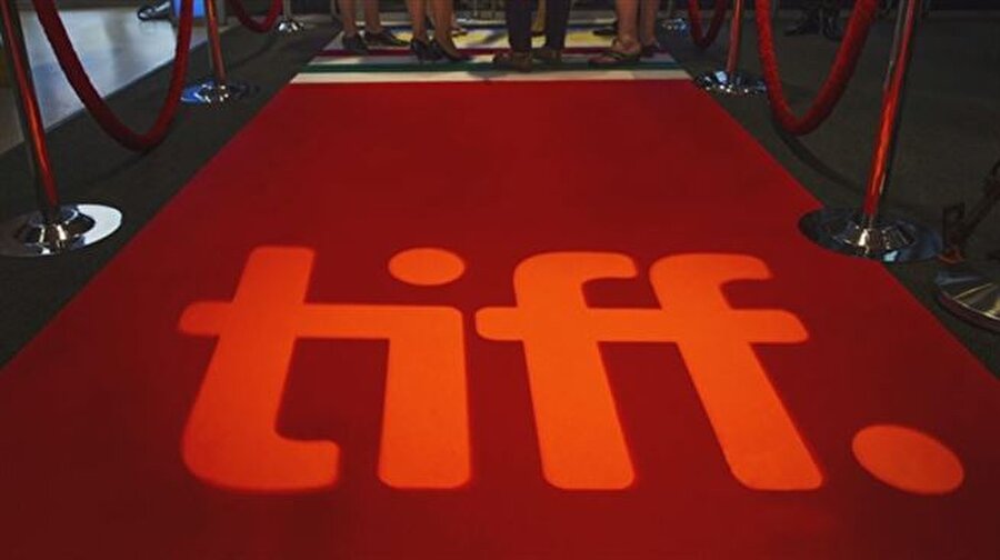 42'nci Toronto Uluslararası Film Festivali başladı

                                    Kanada'da, sinema dünyasının önemli organizasyonlarından olan Toronto Uluslararası Film Festivali (TIFF), 42'nci kez sinemaseverlerle buluştu. Film sektöründe Cannes'dan sonra en büyük festival olarak gösterilen TIFF'in Toronto'daki resmi açılışı, yönetmenliğini Janus Metz'in yaptığı, başrollerini Shia LaBeouf, Sverrir Gudnason ve Stellan Skarsgard'ın paylaştığı İsveç yapımı "Borg/McEnroe" ile yapıldı. 
  
Türkiye, TIFF'te ilk kez geçen yıl katıldığı film marketine bu yıl da iştirak ediyor. TIFF programının özel gösterimler bölümünde ise Türk filmleri "Ayla" ve "Buğday" sinemaseverlerle buluşacak.
                                