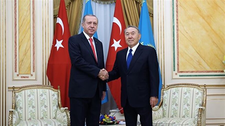 "Astana zirvesi önem arz ediyor"

                                    Cumhurbaşkanı Recep Tayyip Erdoğan ve Kazakistan Cumhurbaşkanı Nursultan Nazarbayev, Akorda Cumhurbaşkanlığı Sarayı'ndaki resmi karşılama töreninin ardından baş başa görüştü. 
  
Baş başa görüşmenin basına açık bölümünde yaptığı konuşmaya, "Öncelikle Aksakalımıza teşekkür ediyorum bu daveti sebebiyle." diyerek başlayan Erdoğan, "İkili ilişkilerimizin 25'inci yıl dönümünde gerçekten Astana'da olmak bizler için ayrı bir mutluluk vesilesi. Kazakistan’ı Almatı ile tanımıştık ama burada kurulmuş olan Astana ile şimdi bambaşka bir Kazakistan var. Burası bizim için ikinci bir ev, kendimizi evimizde hissediyoruz. Aramızdaki bütün siyasi, askeri, ticari, kültürel, ekonomik, ilişkilerimizi her geçen gün artırmanın gayreti içerisindeyiz." diye konuştu.
                                