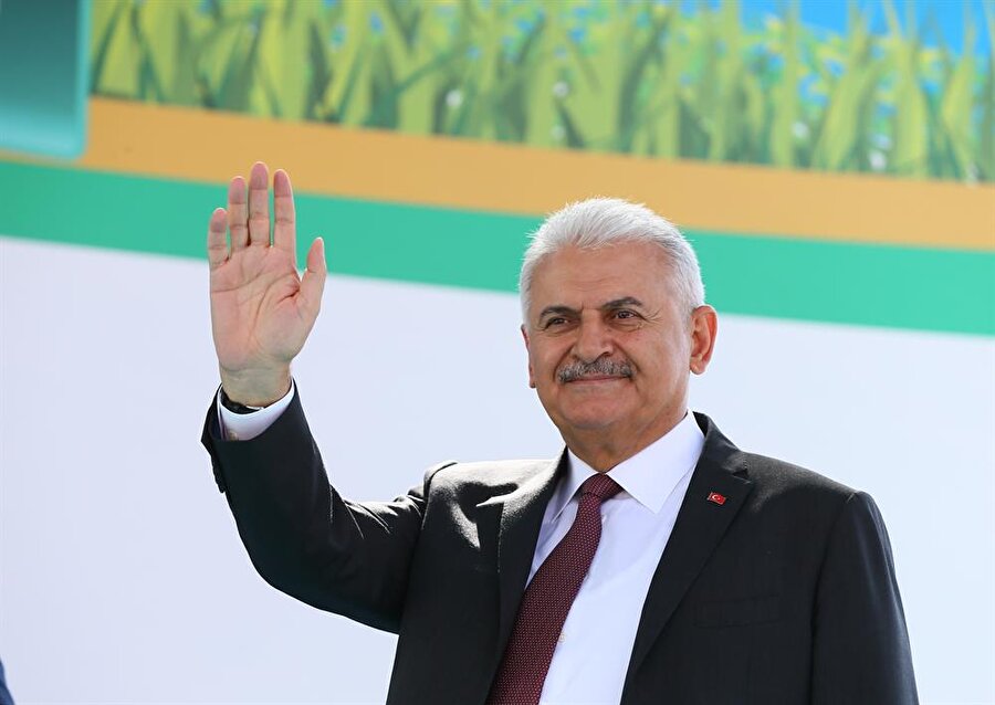 "Yasin Börü'nün ismi Buca'da yaşayacak"

                                    Başbakan Binali Yıldırım, Buca Yasin Börü Gençlik Merkezi açılışı ve Alsancak, Göztepe ve Karşıyaka stadlarının temel atma töreni programına katılarak konuşma yaptı.Yıldırım, Gençlik Merkezi'ne Yasin Börü'nün isminin verilmesine ilişkin, "Biz Yasin Börü ismini buraya koyarken şunu düşündük. Bu ülke birliğini, beraberliğini, kardeşliğini daima sürdürecek. Bölücülere, FETÖ'cülere, DEAŞ'çılara asla fırsat vermeyecek. İzmir, birliğin, beraberliğin sembol şehridir. Onun için genç yaşta alçak bölücüler tarafından katledilen Yasin Börü'nün ismi Buca'da yaşayacak. Biz gençlerimizi karanlık hesapların kurbanı olarak görmek istemiyoruz." dedi.
                                