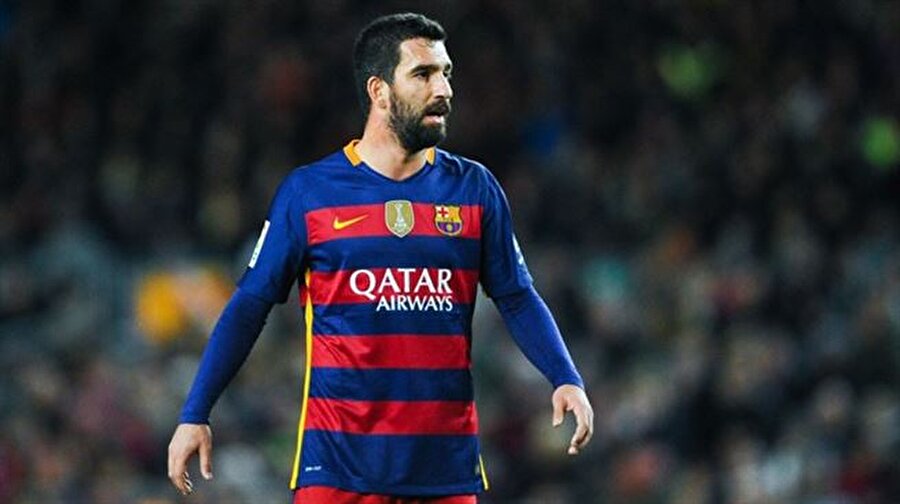 Arda Turan'ın Galatasaray'a neden gelmediği ortaya çıktı

                                    Arda Turan'ın Galatasaray'a gelmemesinin altında yatan sebep ortaya çıktı. Uzun süredir hem Türk medyasının hem de İspanyol medyasının "Arda Turan Türkiye'ye dönüyor" başlıklı haberleri gerçeği yakalayamadı. Çünkü Arda Turan, Barcelona'da kalmaya karar verdi. Peki, Arda Turan'ın Galatasaray'a transfer olmamasındaki sebep neydi? 
  
Barcelona ve Galatasaray kapıları sonuna kadar açmış, hatta saygın İspanyol gazetesi Marca da Arda Turan'ın yuvaya döneceğini yazmıştı. Ancak taraftarın kendisine 'tavırlı' olduğunu düşünen milli yıldız, son anda Katalan ekibinde kalmaya karar verdi, buluşma başka bahara kaldı.
                                