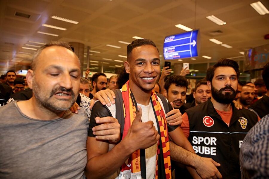 Fernando

                                    
                                    
                                    
                                    Eski Takımı: Manchester CityYeni Takımı: Galatasaray
                                
                                
                                
                                