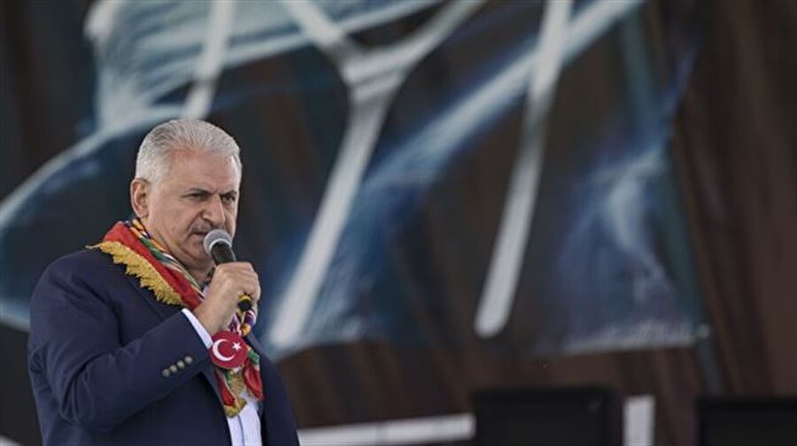 3. Başbakan Binali Yıldırım, Bilecik'in Söğüt ilçesindeki "736. Ertuğrul Gazi'yi Anma ve Yörük Şenlikleri"ne katıldı
Başbakan Binali Yıldırım, Bilecik'in Söğüt ilçesindeki "736. Ertuğrul Gazi'yi Anma ve Yörük Şenlikleri"ne katılarak etkinlikleri izlemeye gelen vatandaşları selamlayarak: "Ne mutlu bize ki Ertuğrul Gazi bilgeliğinin 7 asır önce bu topraklarda bıraktığı bu tohum, bugün halen bölgesiyle üç kıtayı serinleten bir çınar olma haşmetini koruyor. Ne mutlu bizlere ki o günlerden bugünlere bu büyük millet varlığını, istiklalini koruma iradesinden zerre kadar tereddüt, zafiyet göstermeden yoluna devam ediyor." dedi.