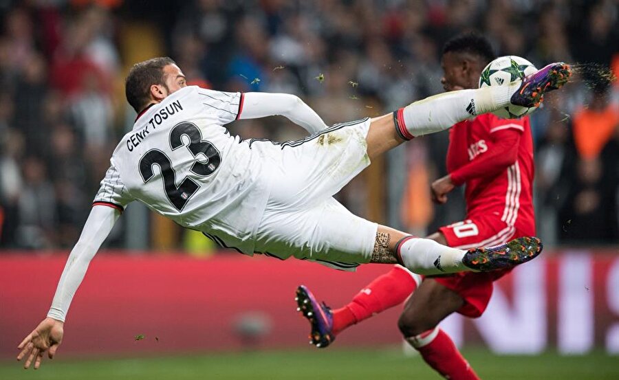 Cenk Tosun
Demba Ba, Mario Gomez ve Vincent Aboubakar gibi kaliteli forvet oyuncularının gelmesine rağmen hiç kimse onu tam olarak kesemedi. Beşiktaş'a geldiği günden bu yana yukarıya doğru istikrarlı bir grafik çizen Cenk'in güncel piyasa değeri 9 milyon avro