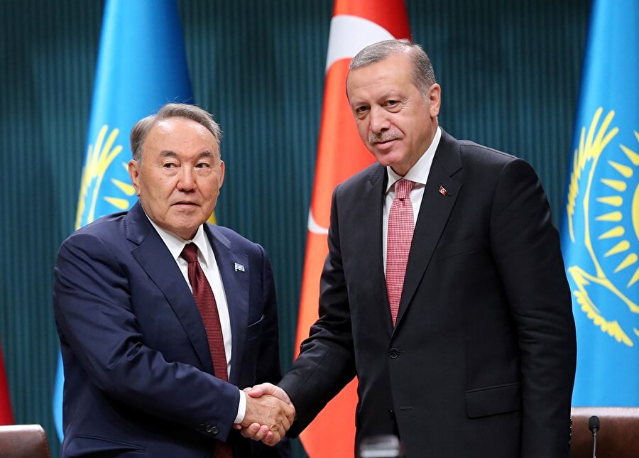 Cumhurbaşkanı Erdoğan'ın Kazakistan'daki temasları devam ediyor
Cumhurbaşkanı Recep Tayyip Erdoğan, Kazakistan'da Bağımsızlık Sarayı Genel Kurul Salonu'nda aile fotoğrafı çekimiyle başlayacak İslam İşbirliği Teşkilatı Bilim ve Teknoloji Zirvesi açılış oturumuna katılacak. Erdoğan, Astana Deklarasyonu'nun kabul edilmesinin ardından Kazakistan tarafınca Devlet ve Hükümet Başkanları onuruna verilecek resmi öğle yemeğine katılacak.