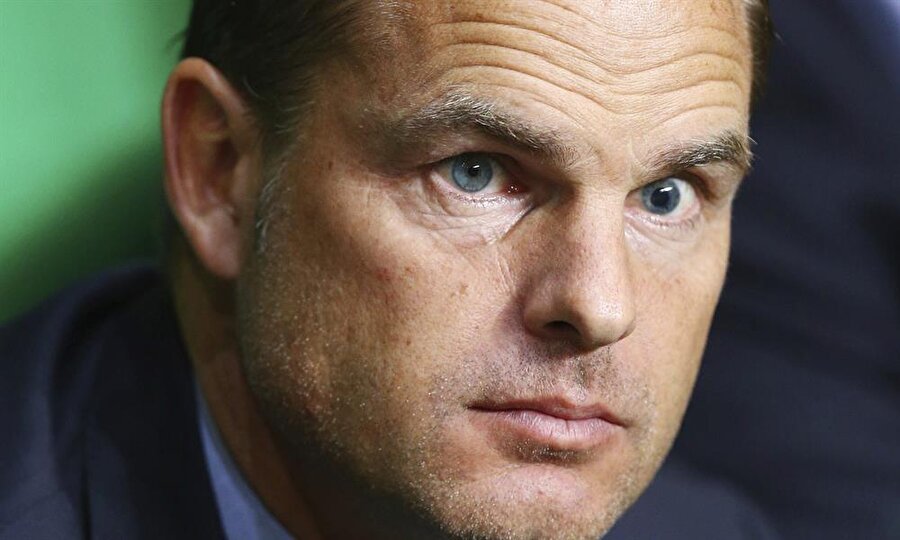 Frank De Boer dönemi sona erdi

                                    İngiltere Premier Lig ekibi Crystal Palace'ta Hollandalı teknik direktör Frank de Boer ile yollar ayrıldı. Kulüpten yapılan açıklamada, 47 yaşındaki De Boer'un görevine son verildiği bildirildi. Daha önce ülkesinde Ajax ve İtalya'da Inter'i çalıştıran De Boer, sezon öncesi Crystal Palace'ın başına getirildi. Crystal Palace, 77 gün takımın başında kalabilen De Boer yönetiminde İngiltere Premier Lig'de çıktığı 4 maçı da gol atamadan kaybetti.
                                