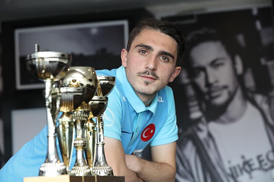 GZT SPOR ÖZEL - Trabzonspor'un geleceği: Türk Messi, Yeni Hagi
Spor Toto Süper Lig’in 3. haftasında oynanan Trabzonspor – Gençlerbirliği maçına, bordo mavili ekibin altyapısından yetişen genç isimler damga vurdu. İkinci yarının hemen başında Uğur Demirok’un yerine oyuna dahil olan 18 yaşındaki Abdülkadir Ömür, şık asisti ve etkileyici performansıyla göz doldurdu. Yuzuf Yazıcı’nın da tam not aldığı maçta Trabzonspor’un elde ettiği 3-1’lik galibiyetin mimarları bu iki genç isim oldu. Türk seyircisinin yeni tanıştığı 18 yaşındaki Abdülkadir Ömür aslında henüz 16 yaşındayken Avrupa’da isminden söz ettirmeye başlamıştı. Avrupalı yetenek avcılarının gözünden kaçmayan Abdülkadir, jenerasyonunun en iyi oyuncularından biri olarak kabul ediliyor.Dünyaca ünlü İngiliz gazetesi The Guardian, 2016 yılında hazırladığı dosya haberde, dünya futbolunun en iyi 60 genç yeteneğini listelemişti. 99 jenerasyonun mercek altına alındığı bu listeye giren tek Türk, Abdülkadir Ömür olmuştu.
Abdülkadir Ömür’ü dünyanın en yetenekli 60 genç futbolcusundan biri olarak seçen The Guardian, milli oyuncu hakkında övgü dolu değerlendirmelerde bulunmuş ve Lionel Messi’ye benzetmişti. Gazete, Abdülkadir için, “Sol ayaklı, harika bir tekniği var. Dribbling yeteneği ve bu harika tekniği birleştiğinde, Messi’nin tarzını andırıyor” ifadelerini kullanmıştı. Abdülkadir Ömür’ün Lionel Messi’ye benzetildiği tek yer burası olmadı. UEFA, bu benzetmeyi The Guardian’dan daha önce yapmıştı. 2015 yılında yapılan paylaşımda, Abdülkadir Ömür’den, ‘Türk Messi ya da yeni Gheorghe Hagi’ olarak bahsedilmiş ve yeteneklerinin Messi ile Hagi’nin kesişimi olduğu şeklinde övgüler yapılmıştı.