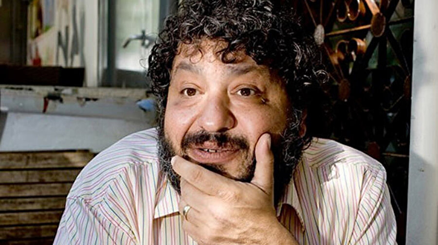 İşte detaylar!
İstanbul Sarıyer'de 29 Kasım günü Sabah saatlerinde Büyükdere Caddesi'nde kontrolden çıkan Nihat Şaki idaresindeki Otomobil tiyatrocu Erdal Tosun'un arabasının üzerine düştü. Tosun olay yerinde hayatını kaybetti. Kazaya sebep olan sürücü Nihat Şaki ise kazada hafif yaralandı.


İstanbul Asliye Ceza Mahkemesi'nde tutuklu yargılanan Şaki, 17 Ocak'ta kaçma şüphesi olmadığı gerekçesiyle tahliye edildi. Dosyanın, Adli Tıp Kurumu Trafik İhtisas Dairesine gönderilerek sanığın kusuru konusunda rapor istenmesine karar verildi. 