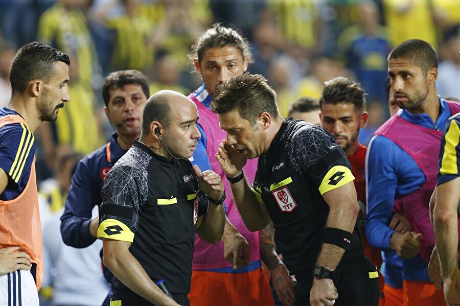 Fenerbahçe-Başakşehir maçında koridorda gerilim: 3 temmuz göndermesi