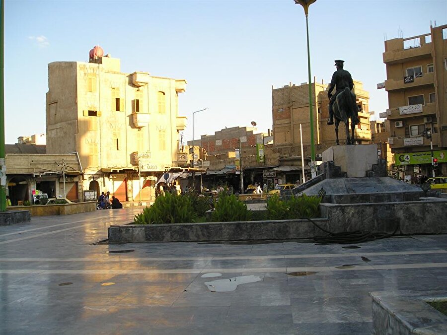 Deyri Zor, DEAŞ terör örgütünün en güçlü oldu kent.

                                    
                                    
                                    
                                
                                
                                