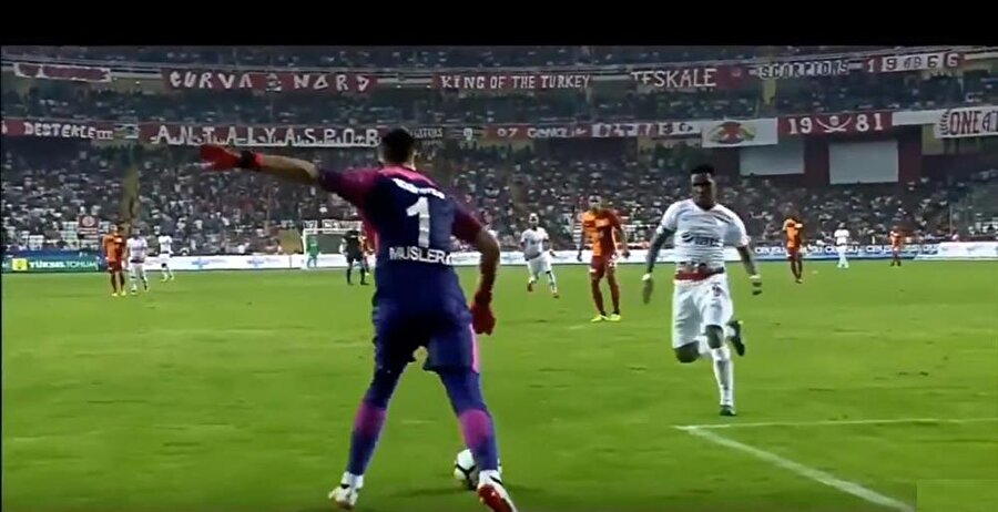 Muslera yine yaptı yapacağını! Eto'o dejavuya yakalandı