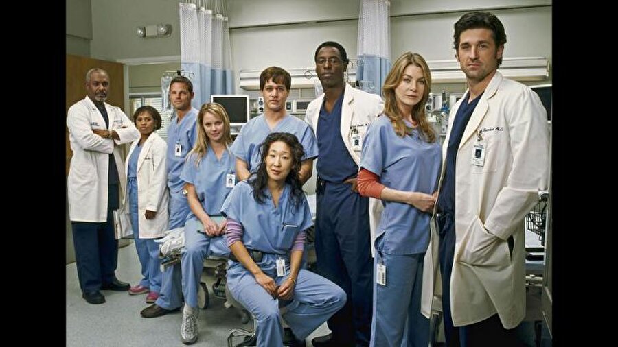 Öncelikle dizinin orijinali olan Grey's Anatomy'nin ekibine bir bakalım. 

                                    
                                    
                                    
                                    Sol baştan sayıyoruz: Haldun Hoca, Fikret, Burak, Kader, Hasan, Zenan, Suat, Ela ve Levent.
                                
                                
                                
                                