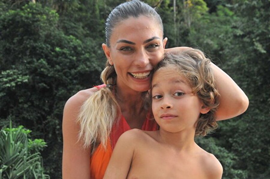 Ortaç'a müjdeli haberi verdi!

                                    Oğlu Kayra ile Phuket'te yaşayan oyuncu Leyla Bilginel, 3 yıldır MS hastası olan Serdar Ortaç'a müjdeli bir haber verdi. Bilginel, Ortaç'ın hastalığının mümkün olduğunu söyledi.
                                