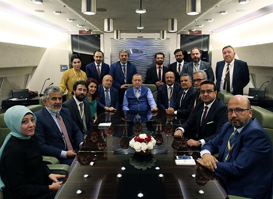 Cumhurbaşkanı Recep Tayyip Erdoğan, Kazakistan dönüşü uçakta, gazetecilerle sohbet etti.