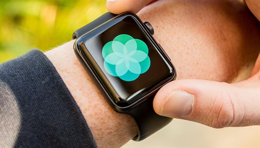 Apple Watch 3
Akşamki etkinlik kapsamında iPhone'lardan sonra en çok merak edilen ürün ise kesinlikle yeni nesil Apple Watch. Zira Apple'ın artık bu yeni modelle birlikte iPhone'lara bağımlılığı ortadan kaldıracağı biliniyor. Yani Apple Watch 3, LTE desteği sayesinde iPhone'lara bağlı olmadan çalışabilecek. Küçük birkaç örnek vermek gerekirse, Apple Watch 3 sayesinde iPhone ile bağlantı kurmadan mesaj alıp göndermek, arama yapmak ya da internete dayalı diğer işlemleri gerçekleştirmek mümkün oluyor. İlgili Haber: Apple Watch bağımsızlığını ilan ediyor: Apple Watch 3'ün yeni özellikleri belli oldu