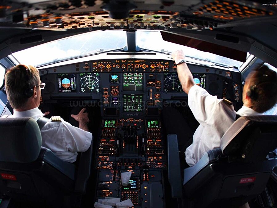 Almanya'da esrarengiz olay: Onlarca pilot aynı anda rahatsızlandı, 70 uçuş iptal edildi.