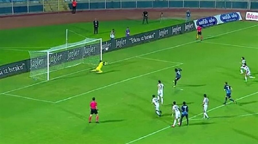Penaltı kurtaran kaleciyi oyundan aldı! Büyük tepki toplayınca açıklama yaptı