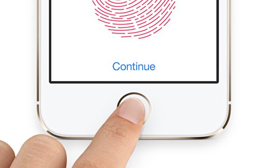 Touch ID yapısının değişmesi: iPhone 8 / iPhone X'te artık yüz tarama sisteminin devreye sokulacağı aşikar. Ancak, bu noktada kullanıcıların aklına gelen soru işareti ise Touch ID'nin ne olacağı... Parmak izi okuma özelliğinin ilişkin iki farklı alternatif var. Bunlardan biri sistemin doğrudan ekran altına konumlandırılmış olması. Böylece ekran kilitliyken hafifçe dokunulduğunda kilit açılabilecek. Diğer ihtimal ise okuyucunun telefonun arka kısmına konumlandırılmış olması. Elbette son olarak yalnızca yüz tarama sisteminin kullanılıp, Touch ID'nin tamamen rafa kaldırılması da söz konusu.
<p><br></p>