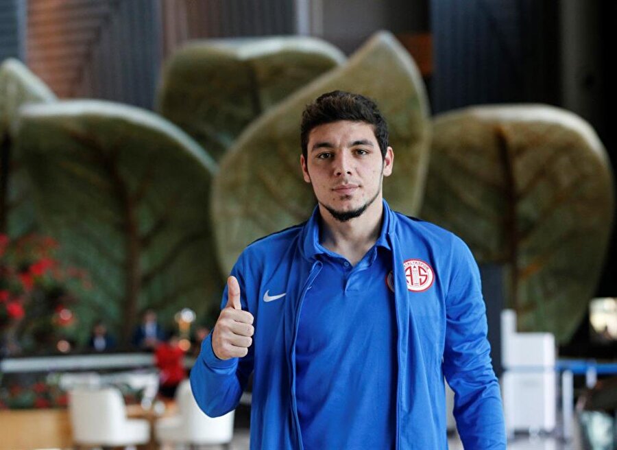 Antalyaspor'a kötü haber! Yıldız futbolcu 6 ay sahalardan uzak kalacak
