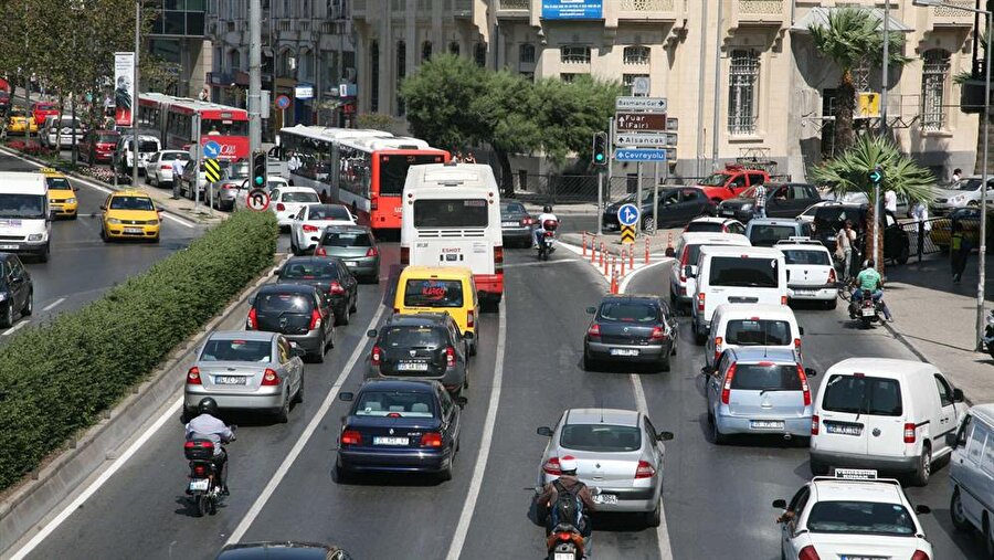 TÜİK, motorlu kara taşıtları istatistiklerini açıklayacak

                                    
                                    
                                    TÜİK, temmuz ayına ilişkin sanayi ciro endeksi ve motorlu kara taşıtları istatistiklerini açıklayacak.Ocak-Haziran döneminde 601 bin 923 taşıtın trafiğe kaydı yapıldı, 49 bin 134 taşıtın ise trafikten kaydı silindi, böylece trafikteki toplam taşıt sayısı 552 bin 789 arttı. 

  
Trafiğe kaydı yapılan 58 bin 469 otomobilin yüzde 15,8'inin Renault, yüzde 11,1'inin Fiat, yüzde 10,8'inin Volkswagen, yüzde 6,6'sının Ford, yüzde 6'sının Hyundai, yüzde 5,5'inin Opel, yüzde 5,1'inin Toyota, yüzde 4,3'ünün Dacia, yüzde 4,3'ünün Mercedes-Benz, yüzde 4,2'sinin Nissan olduğu, yüzde 26,5'inin ise diğer markalardan oluştuğu görüldü.
                                
                                
                                