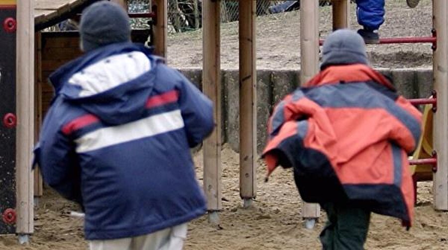 Tünel kazıp kaçtılar!
Henüz 5 yaşında olan iki erkek çocuk, bahçesinde oynadıkları anaokulunda kumdan kale yapmak için kullandıkları oyuncak kürekleriyle tünel kazıp kaçtılar.