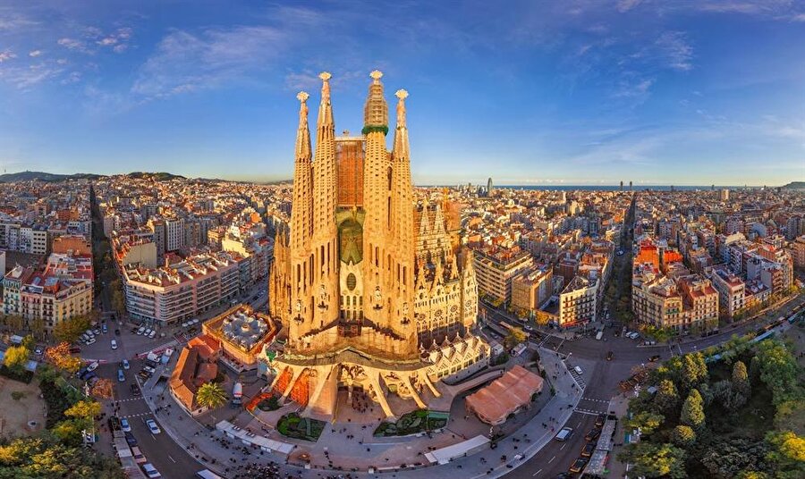 4 şehirden oluşan özerk bölgenin başkenti Barselona, 50 İspanyol ilinden daha kalabalık bir şehir.

                                    
                                    
                                    
                                    
                                    
                                
                                
                                
                                
                                