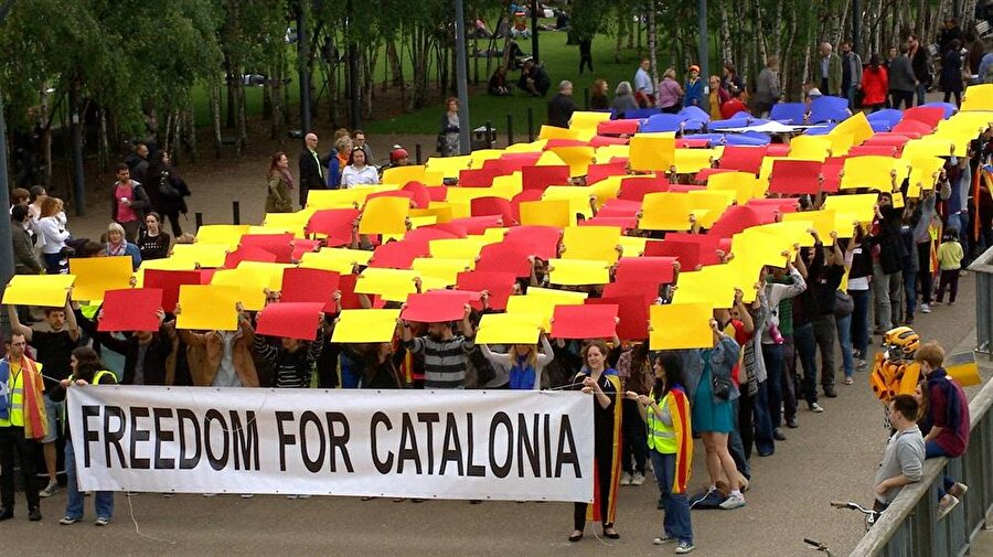Katalanlar İspanya’nın yükünü çektiklerini ve tüm İspanyol halklarının vergilerini ödemek istemediklerini belirtiyor.

                                    
                                    
                                    
                                    
                                    
                                    
                                
                                
                                
                                
                                
                                