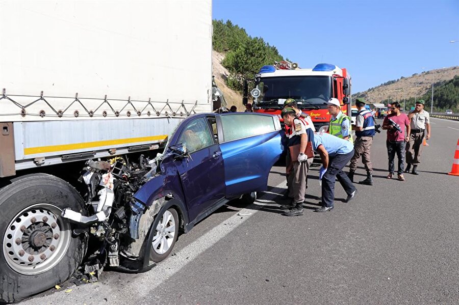 ​Ankara'da feci kaza: Otomobil, park halindeki TIR'ın altına girdi