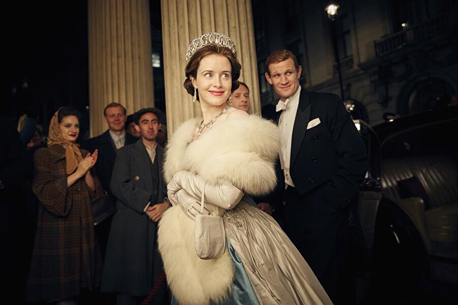 The Crown
İngiliz kraliyet draması The Crown, "en iyi drama dizisi" dahil, 13 adaylık aldı. Kraliçe II. Elizabeth rolüyle Claire Foy, "en iyi drama dizisi kadın oyuncusu", John Lithgow ise "drama dizisinde en iyi yardımcı erkek oyuncu" ödülü için aday gösterildi.